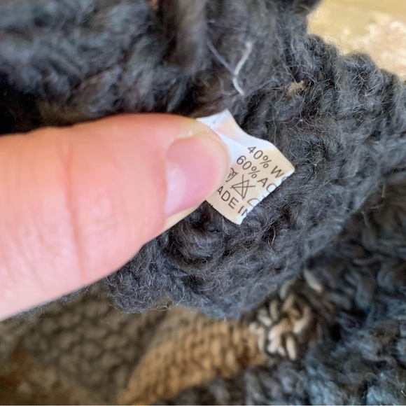 ✨$5✨ Chunky Knit Infinity Scarf - Picture 5 of 6